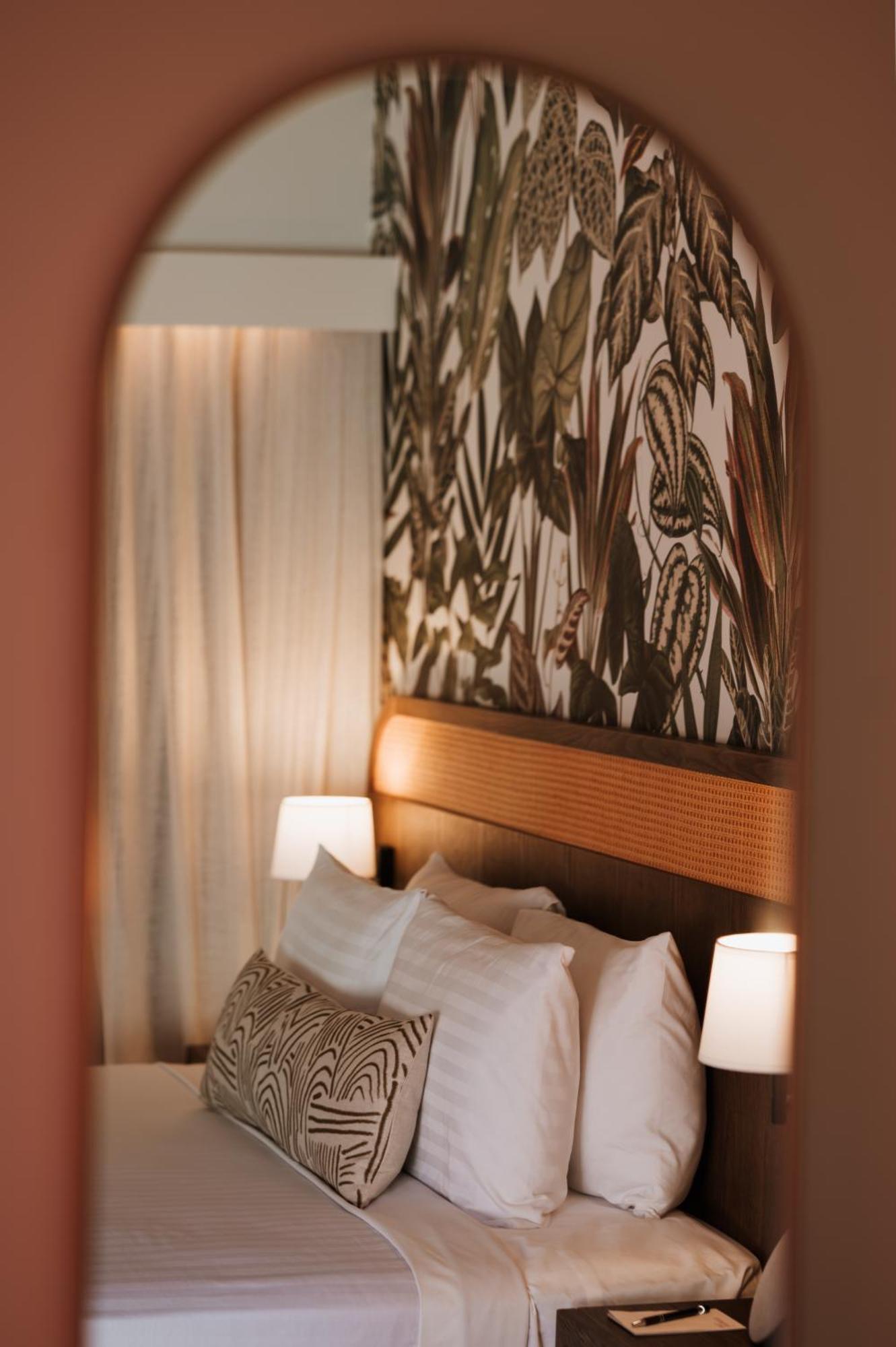 The Continental Hotel Бруум Екстериор снимка